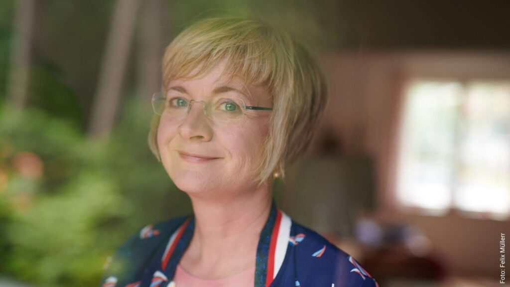 Astrid Zand schaut träumend