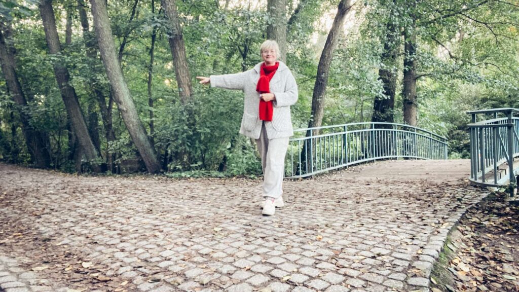 Astrid Zand weist den Weg