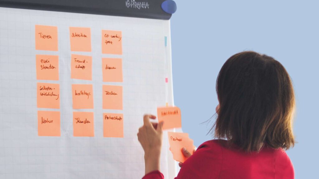 Kundin sortiert Post-Its