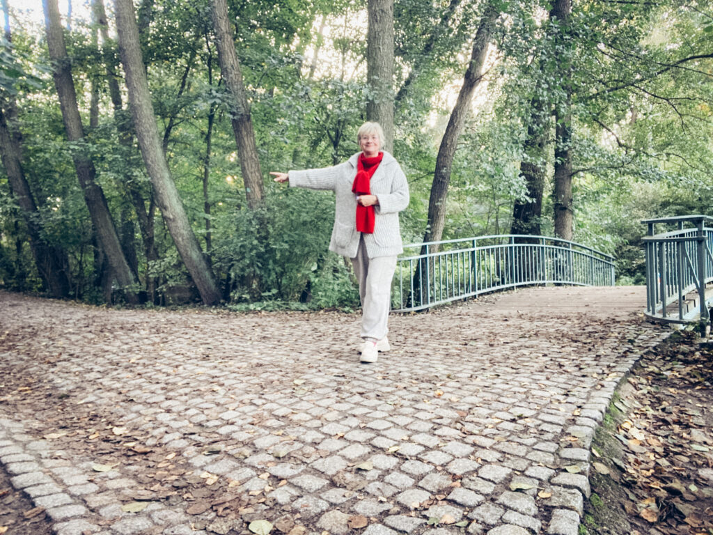 Astrid Zand an der Weggabelung