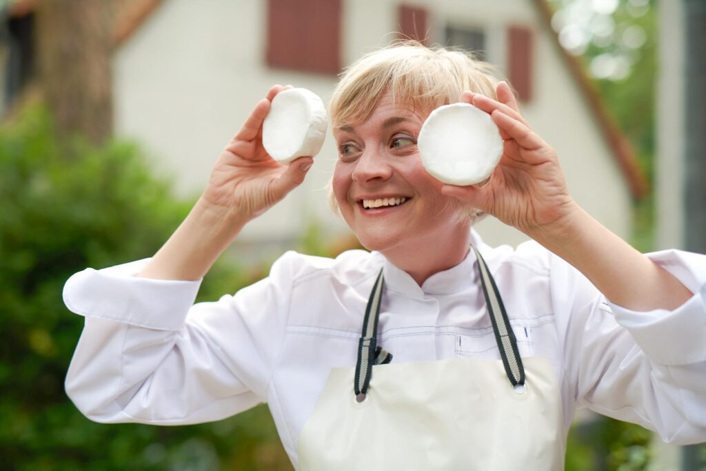 Astrid Zand mit Käse in der Hand