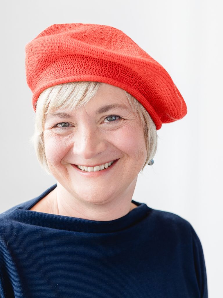 Astrid Zand mit roter Mütze