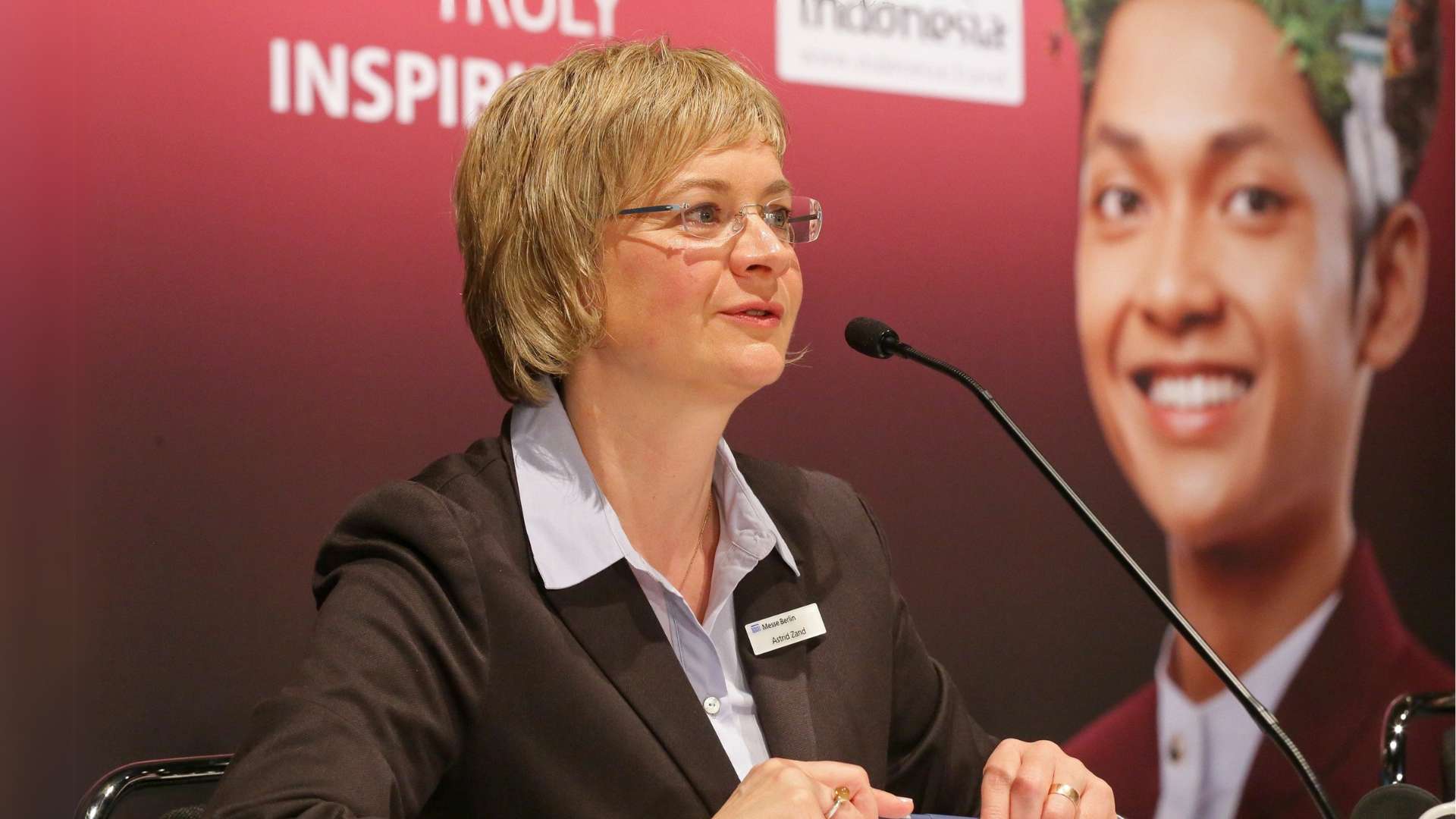 Astrid Zand moderiert eine Pressekonferenz