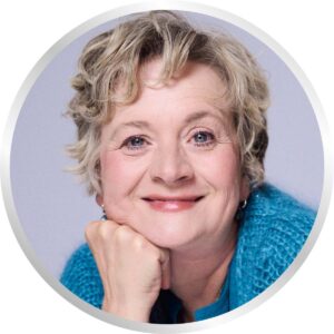 Astrid Zand schaut das Gegenüber lächelnd an